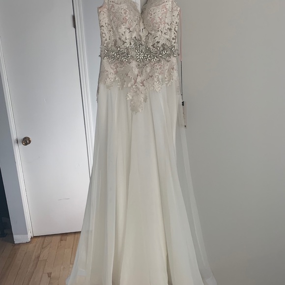 Brand New Ivory Macduggal Wedding Dress (size 4) - Picture 4 of 10